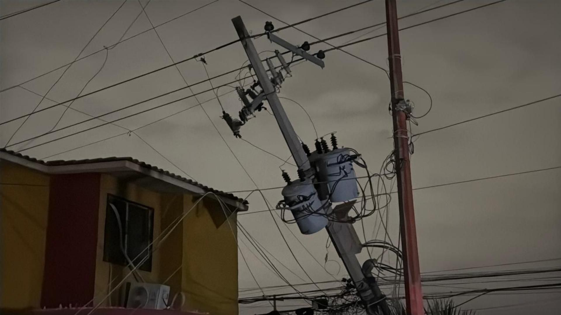 Caída de poste deja sin luz a varios sectores de Ciudad Juárez